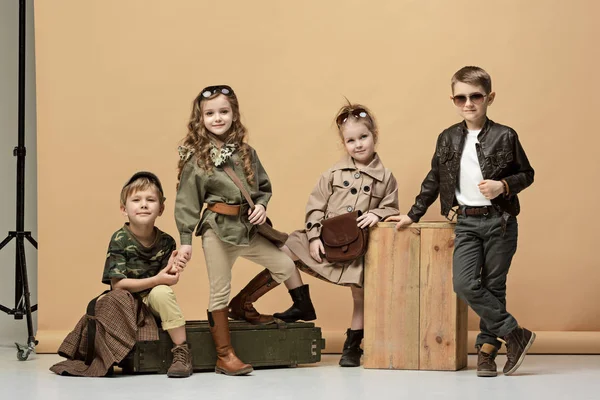 Duas meninas e meninos bonitos em um fundo pastel — Fotografia de Stock