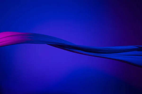 Smidig elegant transparent blå tyg separerade på blå bakgrund. — Stockfoto