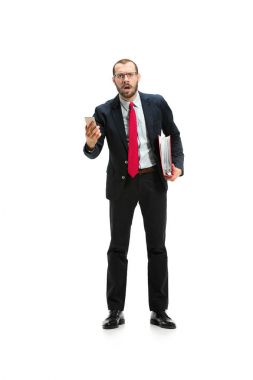 Kızgın işadamı stüdyo çekim içinde beyaz arka plan üzerinde izole telefonda konuşuyor