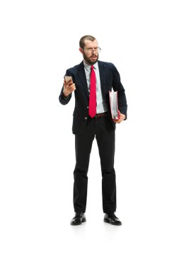 Kızgın işadamı stüdyo çekim içinde beyaz arka plan üzerinde izole telefonda konuşuyor