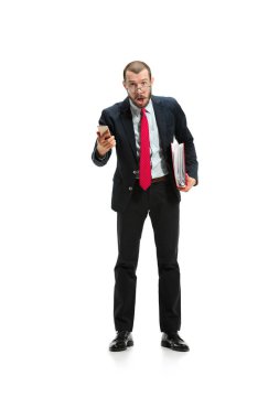 Sürpriz işadamı Studio beyaz arka plan üzerinde izole telefonda konuşuyor