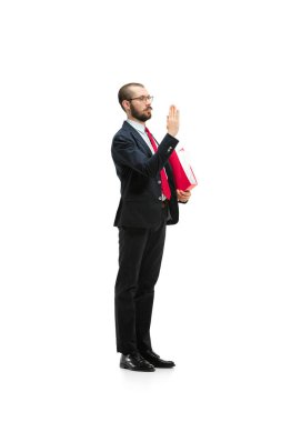 Beni seç. Beyaz stüdyo arka plan üzerinde işadamı tam vücut görünümü