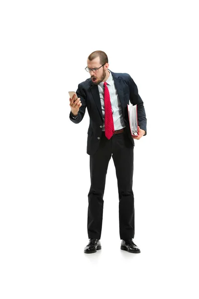 Homem de negócios irritado falando no telefone isolado sobre fundo branco em estúdio de tiro — Fotografia de Stock