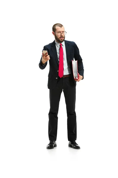 Enojado hombre de negocios hablando por teléfono aislado sobre fondo blanco en el estudio de rodaje — Foto de Stock