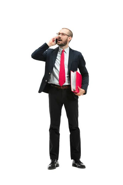 행복 한 사업가 폴더와 휴대 전화에 손잡고 이야기 스튜디오 촬영에서 흰색 배경 위에 절연 — 스톡 사진