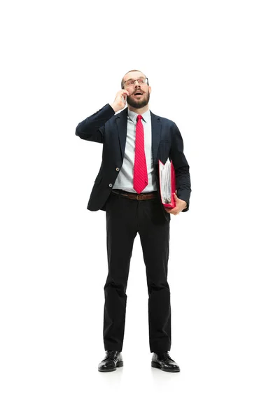 Щасливий бізнесмен розмовляє по телефону з текою в руці ізольовано на білому тлі в студійній зйомці — стокове фото