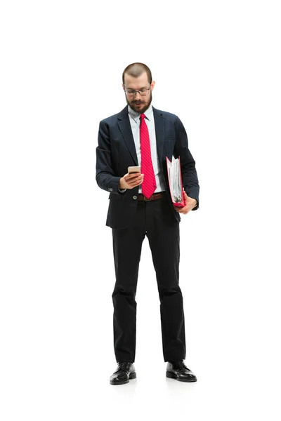 Felice uomo d'affari che parla al telefono con cartella in mano isolato su sfondo bianco in studio di ripresa — Foto Stock