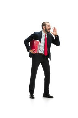 Kaçırmayın. Genç casual adam bağırıyor. Bağır. Duygusal adam beyaz stüdyo arka planda çığlık ağlıyor