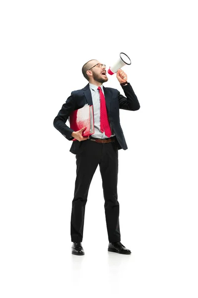 Vista lateral de um homem gritando no megafone sobre fundo branco — Fotografia de Stock