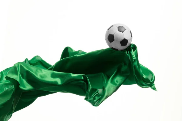 Pelota de fútbol y suave tela verde transparente elegante aislado o separado sobre fondo blanco estudio . — Foto de Stock