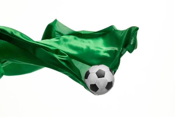 Pelota de fútbol y suave tela verde transparente elegante aislado o separado sobre fondo blanco estudio . — Foto de Stock