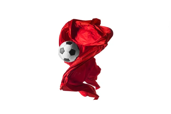 Pelota de fútbol y suave tela roja transparente elegante aislado o separado en fondo blanco estudio . — Foto de Stock