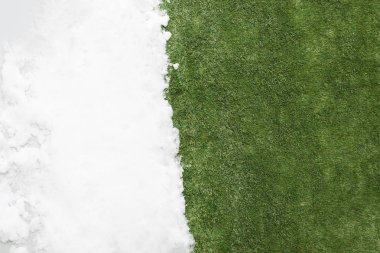 Yeşil çimenlerin üzerinde kar toplantı yakın çekim - kış ve bahar arasında kavramı arka plan