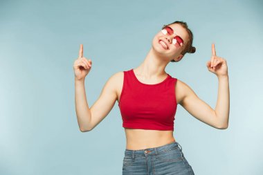 Mavi stüdyo arka plan mükemmel gülümseme ile gülümseyen kadın