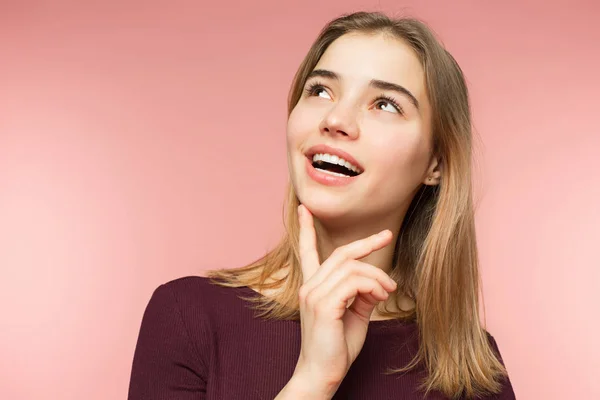 Mulher sorrindo com sorriso perfeito e dentes brancos no fundo do estúdio rosa — Fotografia de Stock