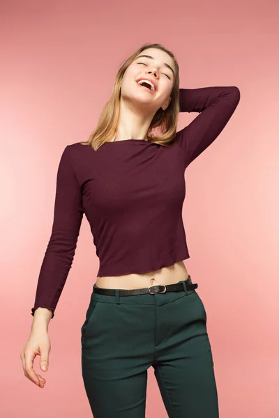 Vrouw die lacht met perfecte glimlach en witte tanden op de roze studio achtergrond — Stockfoto