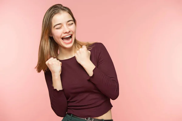 Frau schreit freudig weiße Zähne auf rosa Studiohintergrund — Stockfoto