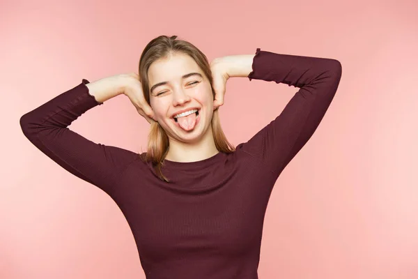 Mulher sorrindo com sorriso perfeito e dentes brancos no fundo do estúdio rosa — Fotografia de Stock