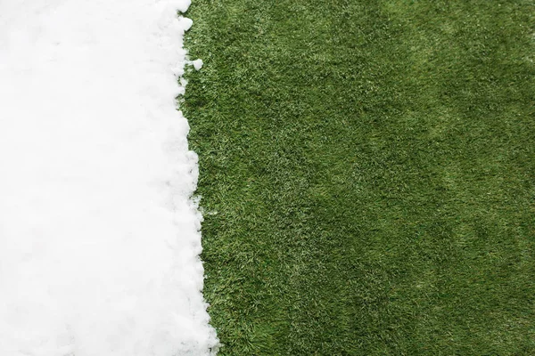 Incontro neve su erba verde da vicino - tra inverno e primavera concetto di sfondo — Foto Stock