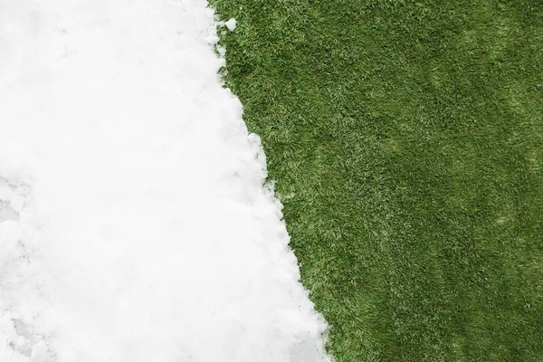 冬と春の間クローズ アップ - 緑の草に雪を会議の概念の背景 — ストック写真