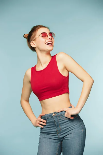 Mulher sorrindo com sorriso perfeito no fundo do estúdio azul — Fotografia de Stock