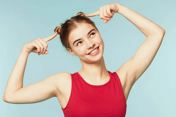 Mujer sonriendo con una sonrisa perfecta en el fondo azul del estudio — Foto de Stock