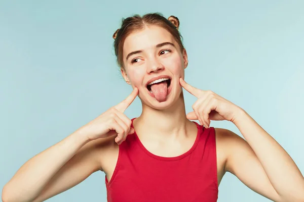 Mulher sorrindo com sorriso perfeito no fundo do estúdio azul — Fotografia de Stock