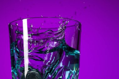 Cam Lila zemin üzerine sıçramasına su