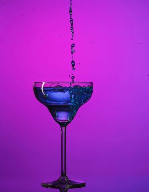 Stüdyoda masada duran şarap bardakları