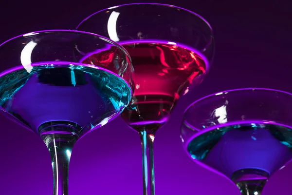 Trois verres à vin debout sur la table au studio — Photo