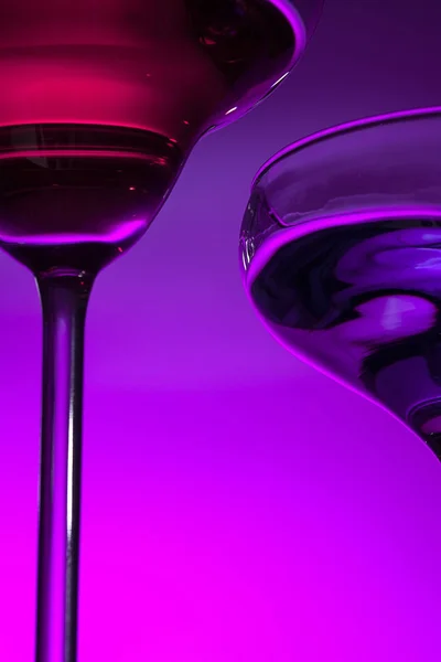 Zwei Weingläser stehen auf dem Tisch im Studio — Stockfoto