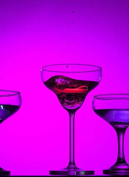 Trois verres à vin debout sur la table au studio — Photo