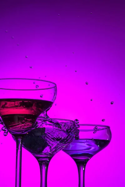 Trois verres à vin debout sur la table au studio — Photo