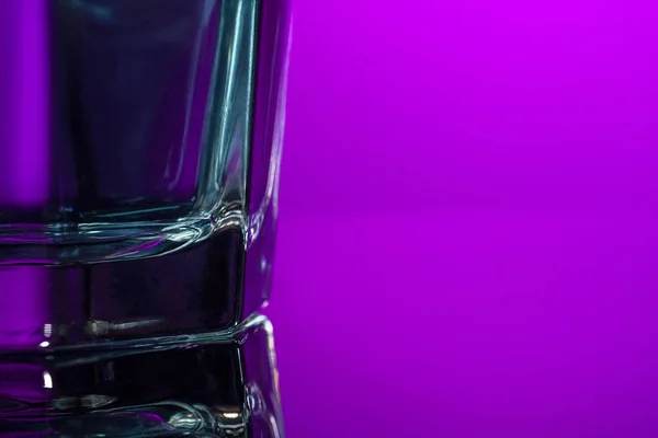 Woda w szklance na tle liliowy — Zdjęcie stockowe