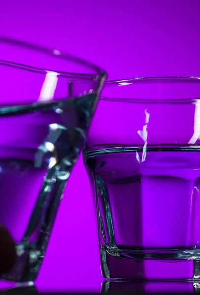 Water Two Glasses Lilac Background Studio Vivid Bright Colored Lighting — Stock Photo, Image