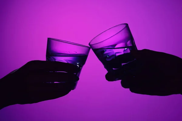 Dois copos de vinho e mãos masculinas e femininas . — Fotografia de Stock