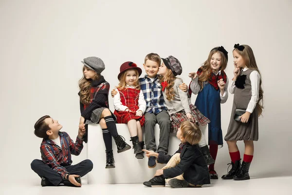 Die Gruppe schöner Mädchen und Jungen auf pastellfarbenem Hintergrund — Stockfoto