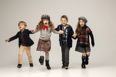 Güzel kızlar ve erkekler için pastel bir arka plan üzerinde grup