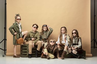 Güzel kızlar ve erkekler için pastel bir arka plan üzerinde grup