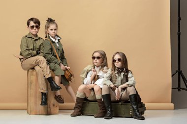 Güzel kızlar ve erkekler için pastel bir arka plan üzerinde grup