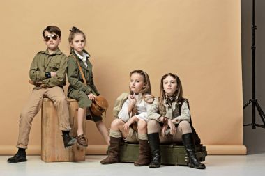 Güzel kızlar ve erkekler için pastel bir arka plan üzerinde grup