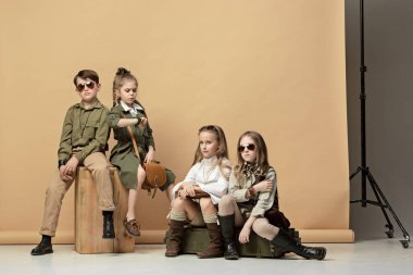 Güzel kızlar ve erkekler için pastel bir arka plan üzerinde grup