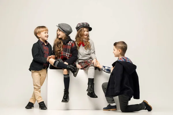 De groep van mooie meisjes en jongens op een pastel achtergrond — Stockfoto