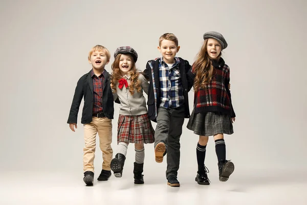 Die Gruppe schöner Mädchen und Jungen auf pastellfarbenem Hintergrund — Stockfoto