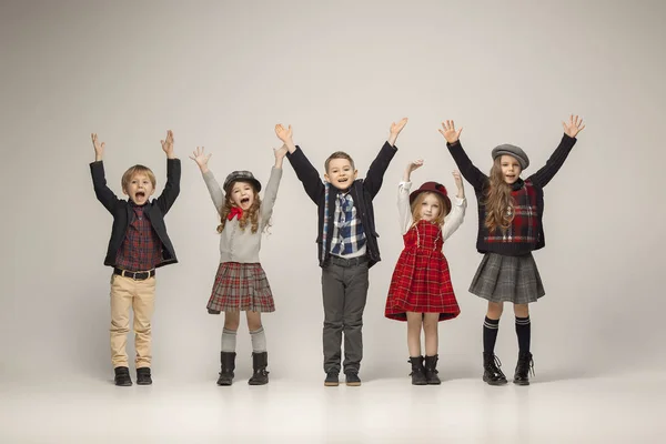 O grupo de meninas e meninos bonitos em um fundo pastel — Fotografia de Stock