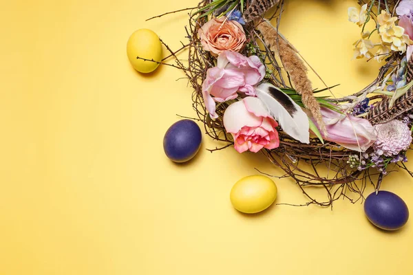 Carte de Pâques. Œufs de Pâques peints dans le nid sur fond jaune — Photo