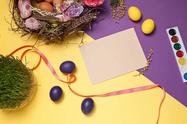 Paaskaart. Beschilderde Pasen eieren in nest op gele achtergrond — Stockfoto