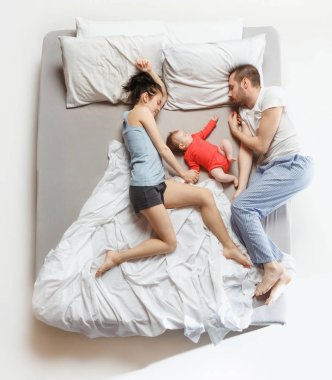 Yatak odasında bir yeni doğan çocuk mutlu ailenin Üstten Görünüm.