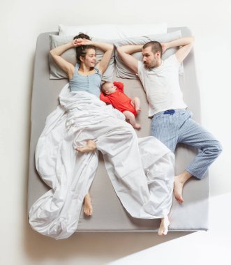 Yatak odasında bir yeni doğan çocuk mutlu ailenin Üstten Görünüm.