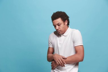 Düşünmeme izin ver. Şüpheli dalgın adam düşünceli ifade mavi arka plan kararı ile